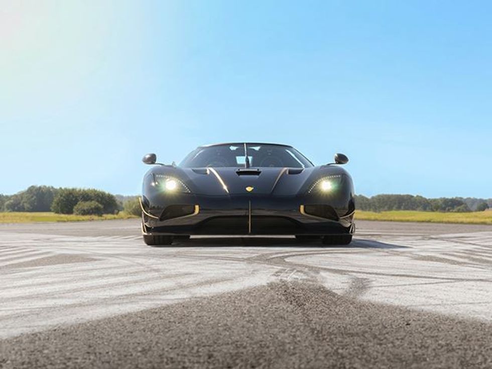 Koenigsegg sjellë modelin Naraya që është i mbuluar me ar foto 4