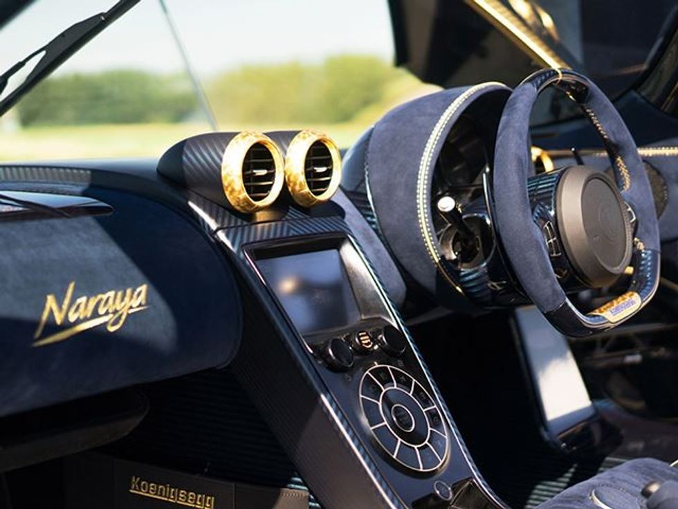 Koenigsegg sjellë modelin Naraya që është i mbuluar me ar foto 7