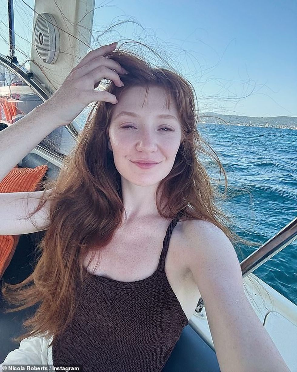 Kohët e fundit, Nicola shijoi një udhëtim të zhytur në diell në St Tropez, ku u raportua se Mitch u ul në një gju.