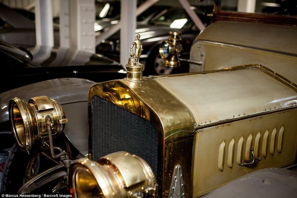 Koleksionit prej 350 makinave klasike ia shton edhe disa qe kapin vleren e tete milione eurove foto 7