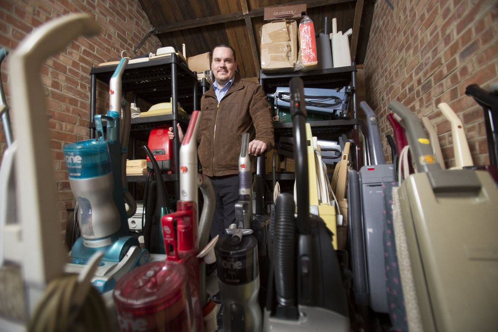 Koleksionuesi i fshesave të vjetra që punojnë me rrymë foto 3