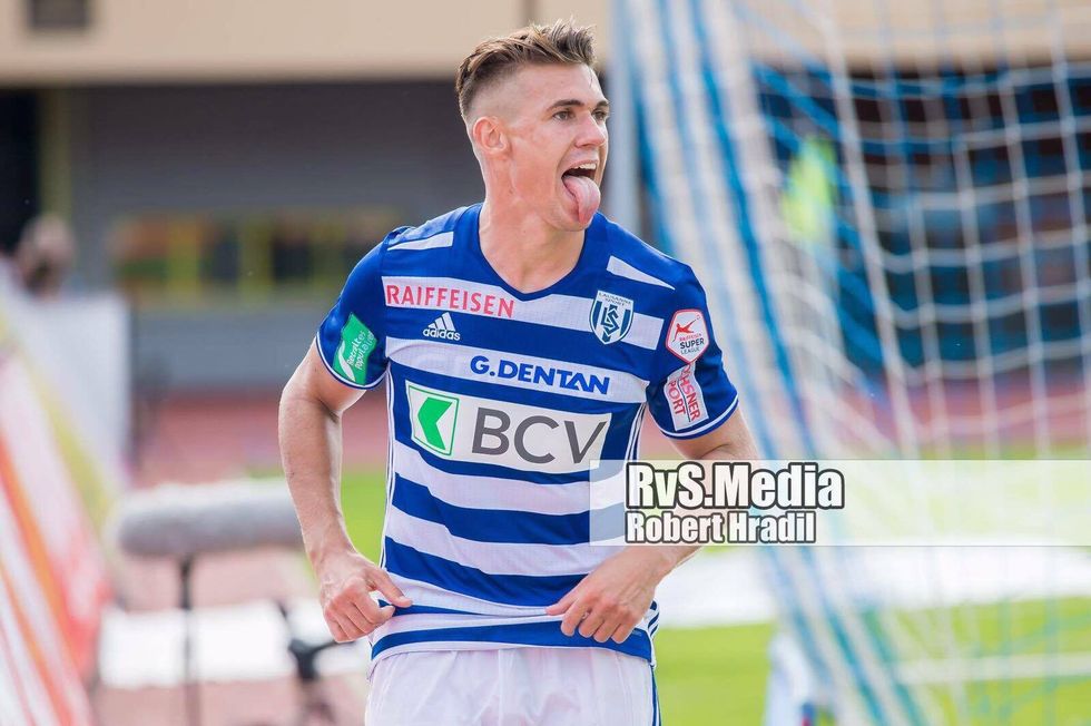 Kololli duke festuar njërin nga golat e tij me skuadrën e Laussanes