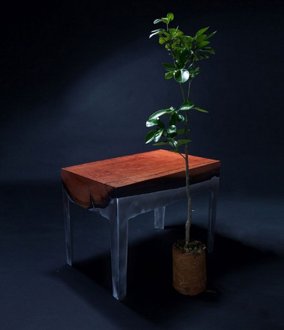 Kombinimi i aluminit te shkrire dhe drurit per te krijuar orendi foto 5