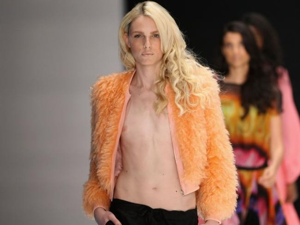 Kompanitë e mëdha e angazhonin për reklamimin e rrobave për të dy gjinitë.