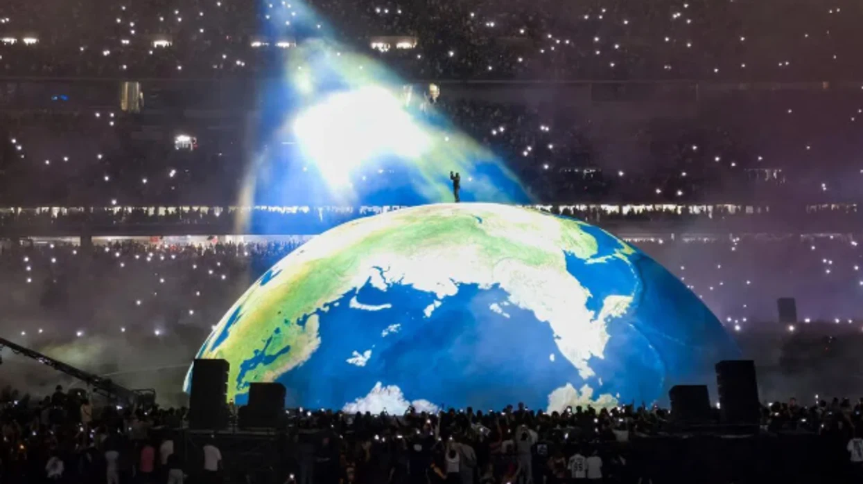 Kanye West spektakël në Stamboll para 118 mijë njerëzve - skena në formën e planetit Tokë tërhoqi vëmendje të veçantë