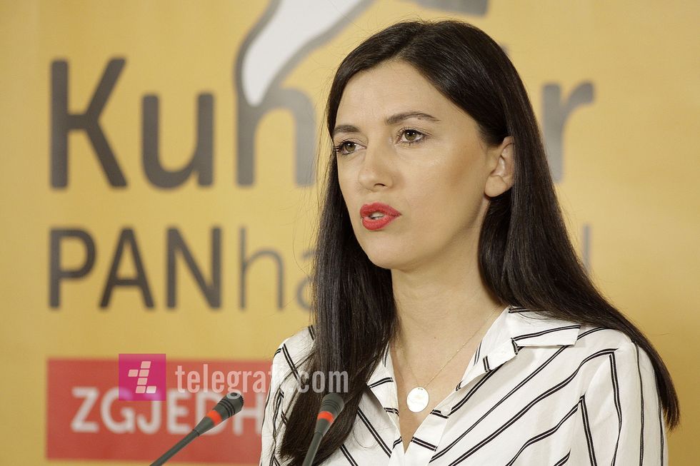 Konference Levizja Vetevendosje Albulena Haxhiu foto Ridvan Slivova 9