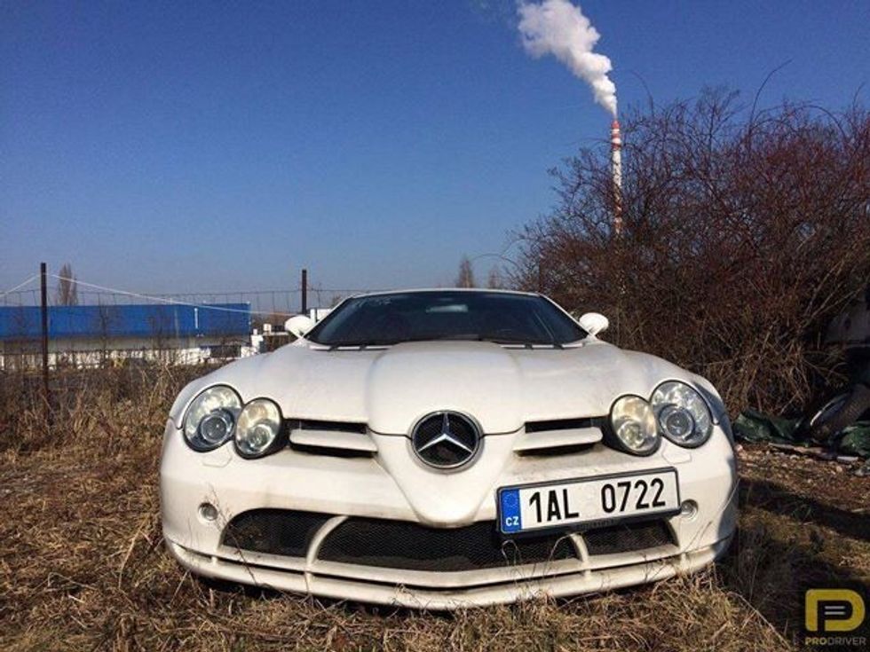 Konfiskohet Mercedes Benz SLR McLaren lihet i braktisur per gjashte vjet foto 2