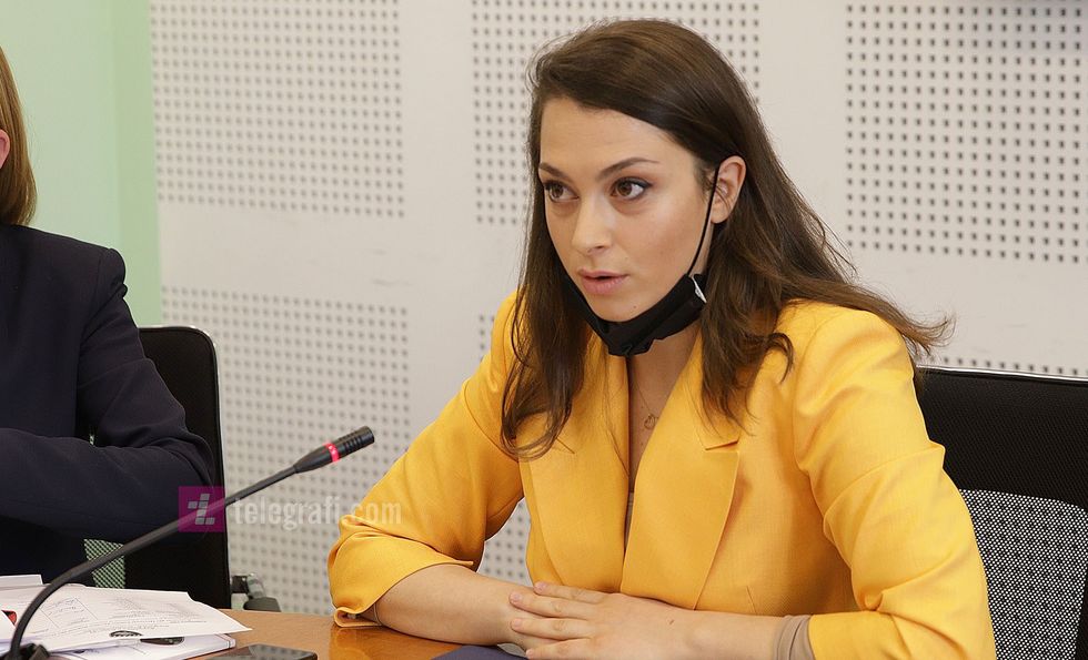 Konstituimi i Komisionit per Qeverisje Lokale Zhvillim Rajonal dhe Media Doarsa Kica Xhelili foto Ridvan Slivova 8 e1678552096380