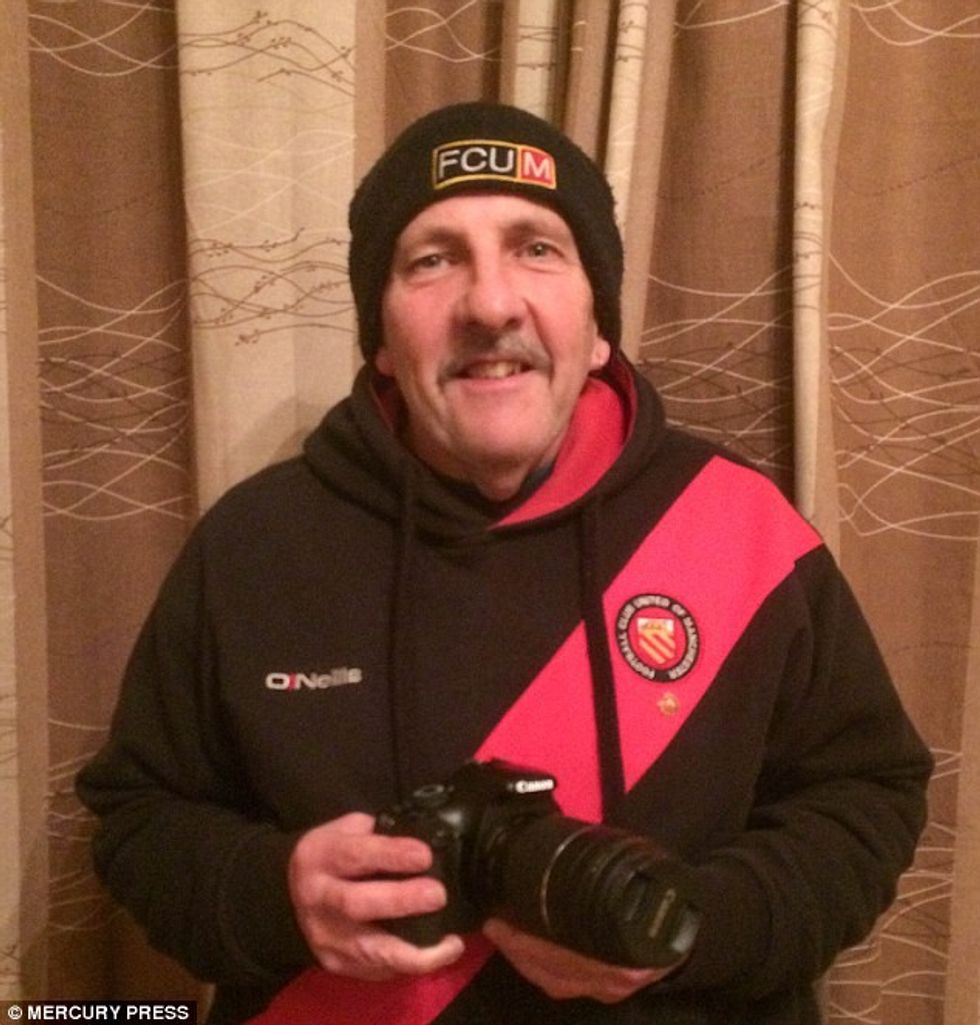 Kopshtari mbeti i befasuar me objektin jashtetokesor qe ka forme rrethore foto 4