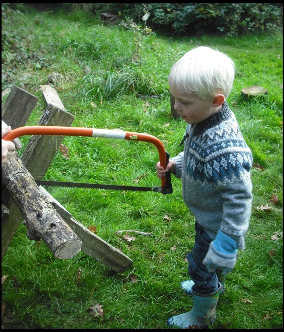 Kopshti i hapur ku fëmijët qëndrojnë në natyrë dhe nuk përdorin pajisje teknologjike foto 2