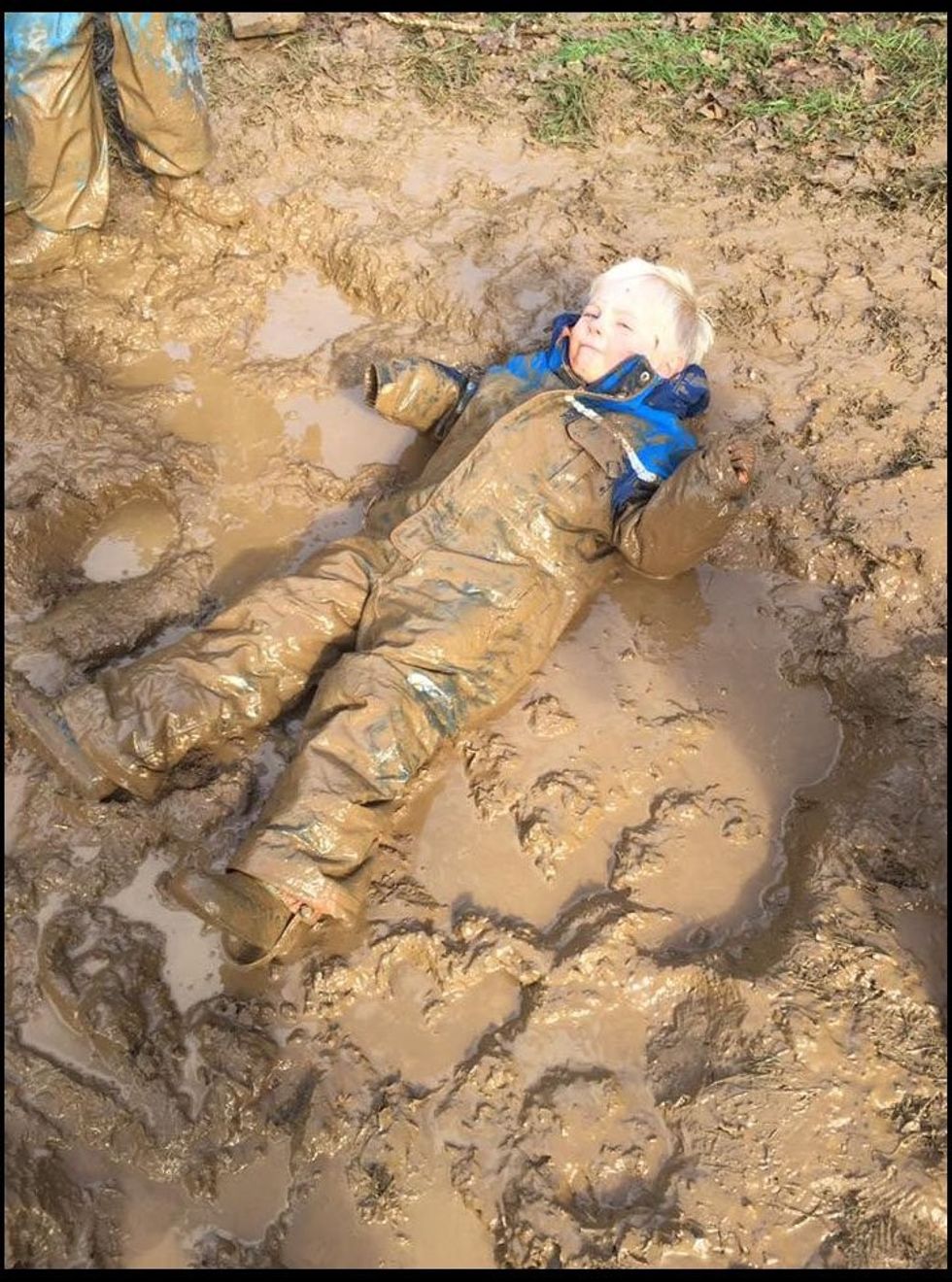 Kopshti i hapur ku fëmijët qëndrojnë në natyrë dhe nuk përdorin pajisje teknologjike foto 3