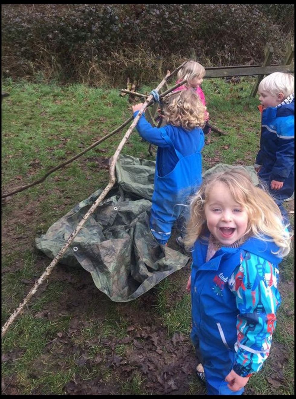 Kopshti i hapur ku fëmijët qëndrojnë në natyrë dhe nuk përdorin pajisje teknologjike foto 4