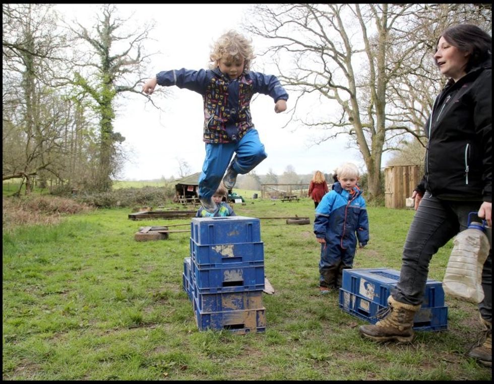 Kopshti i hapur ku fëmijët qëndrojnë në natyrë dhe nuk përdorin pajisje teknologjike foto 5
