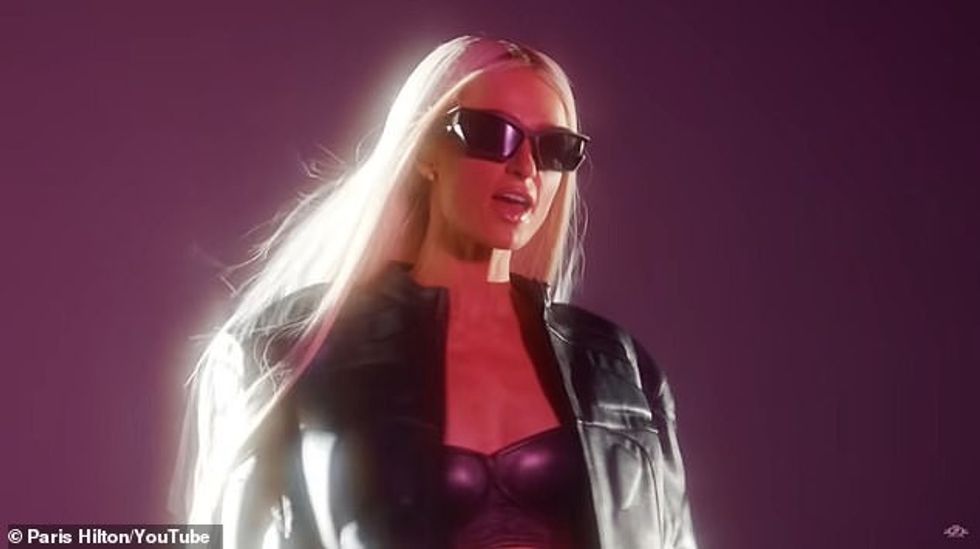 Kori i këngës shkon: 'Unë jam i lirë/Të bëj atë që dua të bëj/Është jeta ime/Do të bëj atë që dua të bëj