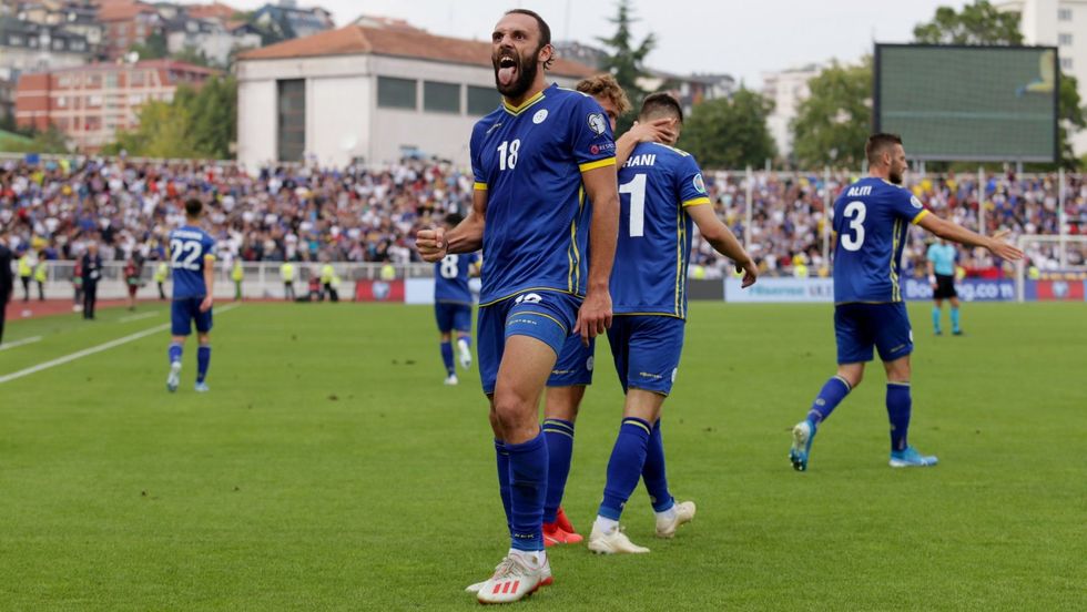 Kosovo striker Vedat Muqiri celebrates scoring vs Czech Republic e1568111906695