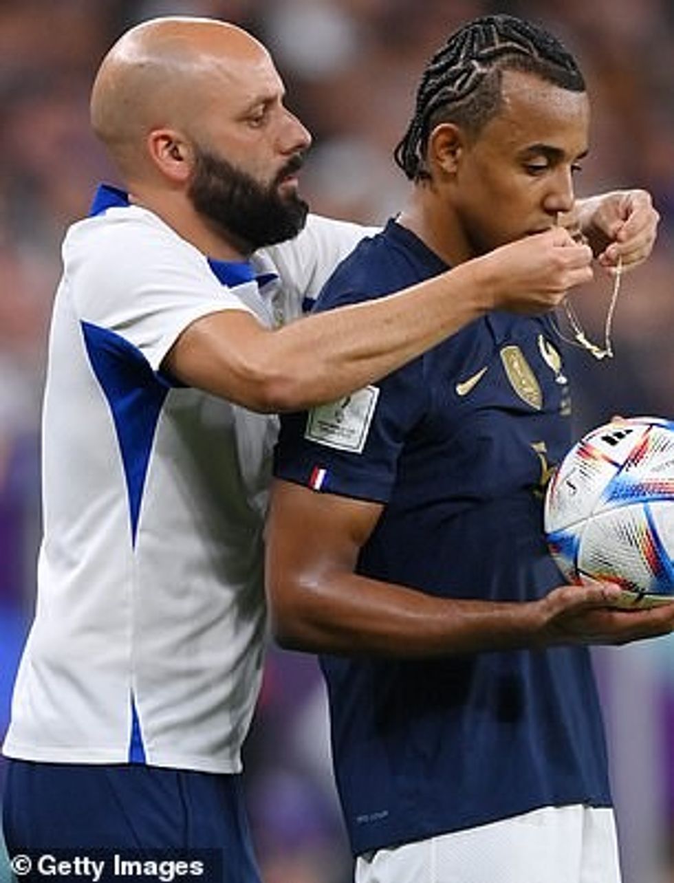 Kounde (djathtas) e ka hequr gjerdanin nga stafi i ekipit