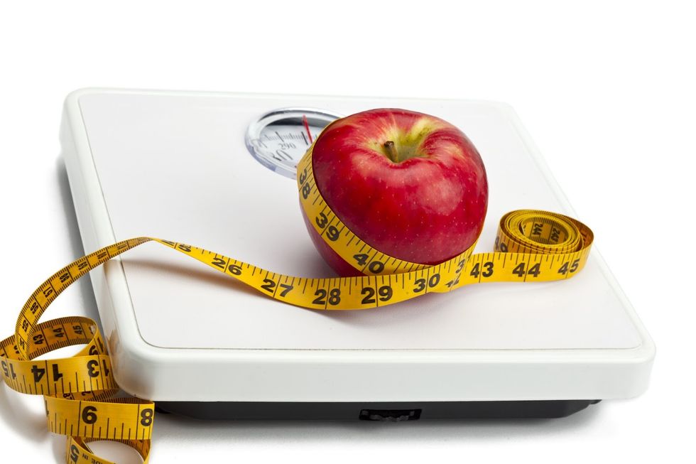kozzi-apple-with-measuring-tape-on-weight-scale-