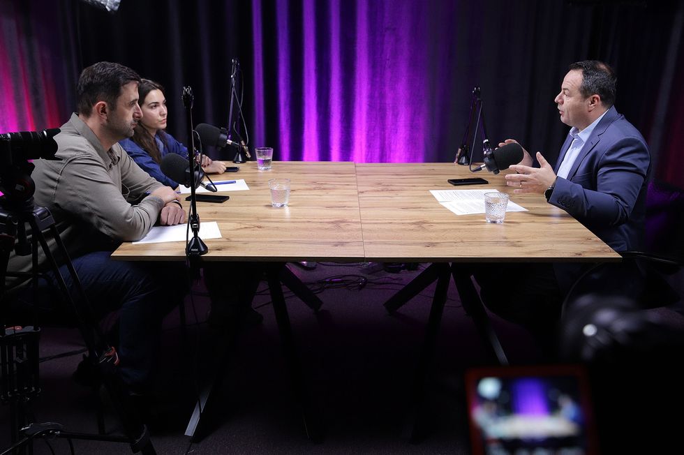 Kreshnik Gashi, Venera Gashi e kryredaktori i Telegrafit Muhamet Hajrullahu.