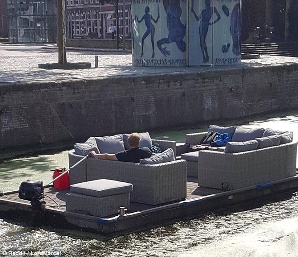 Krijon dhomen lundruese per te levizur komod siper lumit foto 2