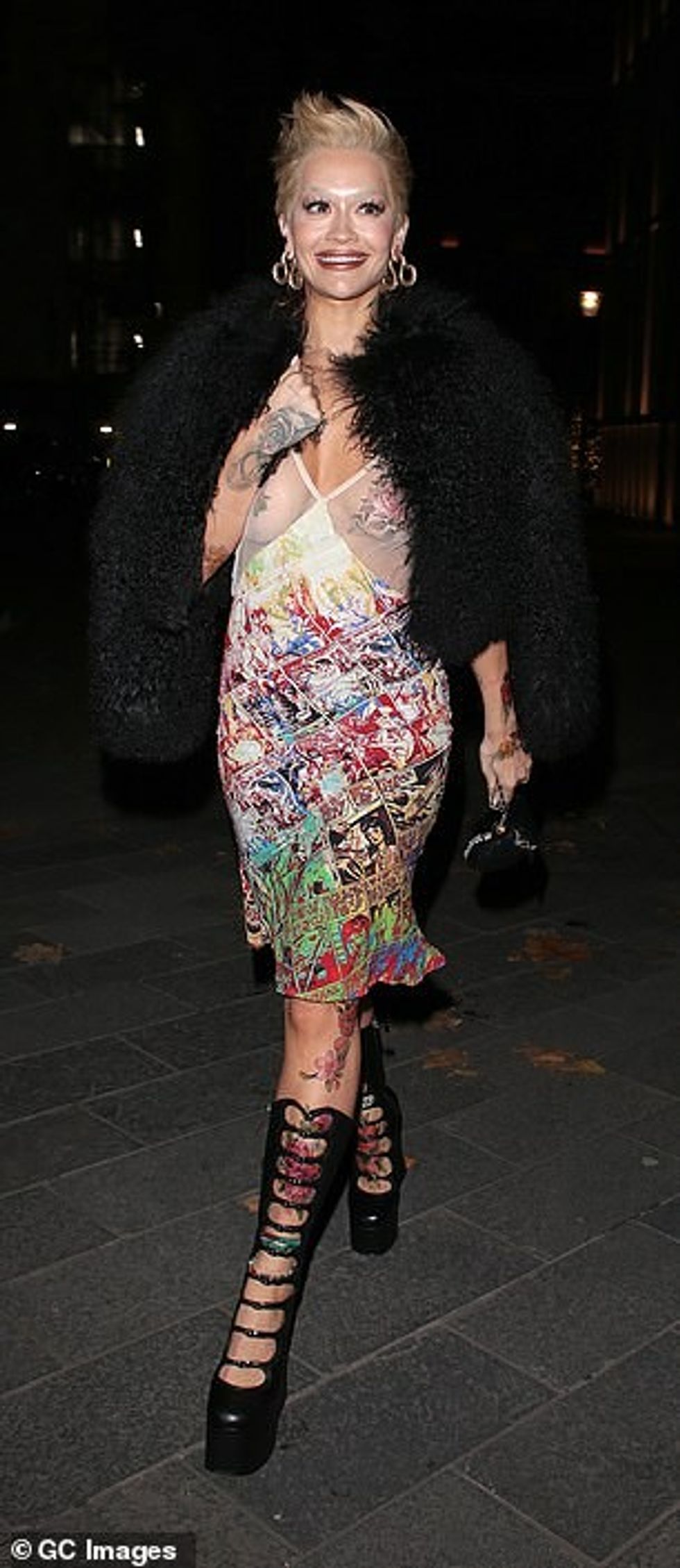 Krijuesja e hiteve Anywhere bashkoi fustanin e saj të guximshëm me një triko të zezë me gëzof dhe taka të trasha dhe me rripa