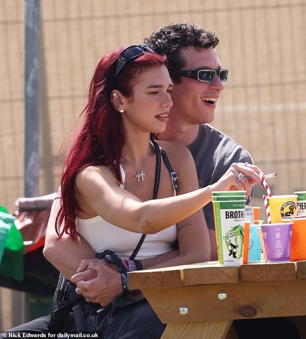 Krijuesja e hitit Houdini u qetësua pranë dashurisë së saj pasi ajo ndau fansat me hallet e zërit, deklaratat e Gazës dhe pretendimet e rreme për imitim mes aktit të saj një ditë më parë.