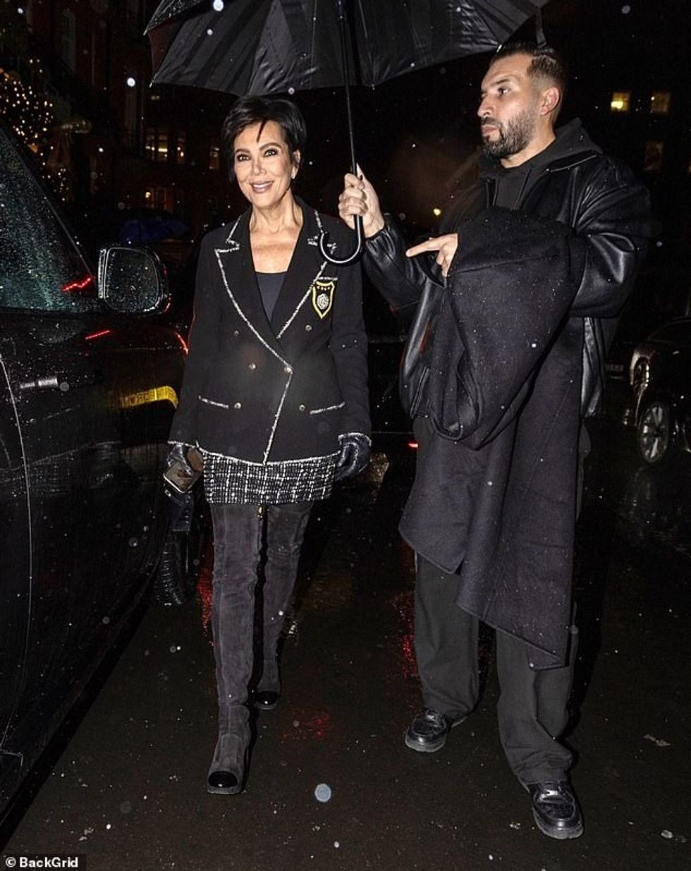 Kris përputhej me pamjen mbresëlënëse të vajzës së saj me një fund tweed dhe xhaketë sportive, e cila u bë e famshme nga pamja ikonë e Anne Hathaway në The Devil Wears Prada.