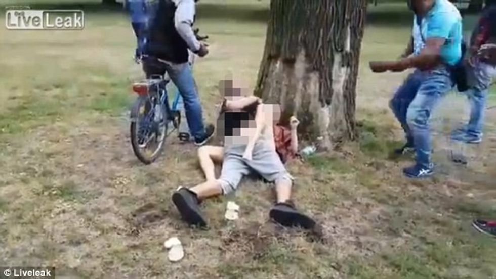 Kryejnë marrëdhënie në park teksa kalimtaret qeshin dhe bejne me dore foto 2