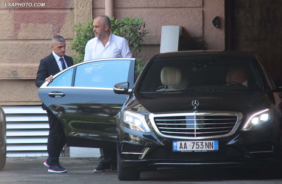 Kryeministri Edi Rama, duke dale nga kryesia e Kuvendit, pas nje takimi me Kryetarin e Parlamentit Ilir Meta, ku kane diskutuar ne lidhje me Reformen ne Drejtesi./r/n/r/nPrime Minister Edi Rama, after a meeting with Parliament Speaker Ilir Meta, where they discussed about justice reform.