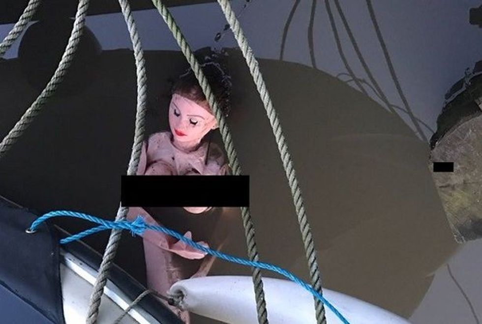 Kukulla e hedhur në lumë ngjalli dyshime se eshte nje grua duke u mbytur foto 2