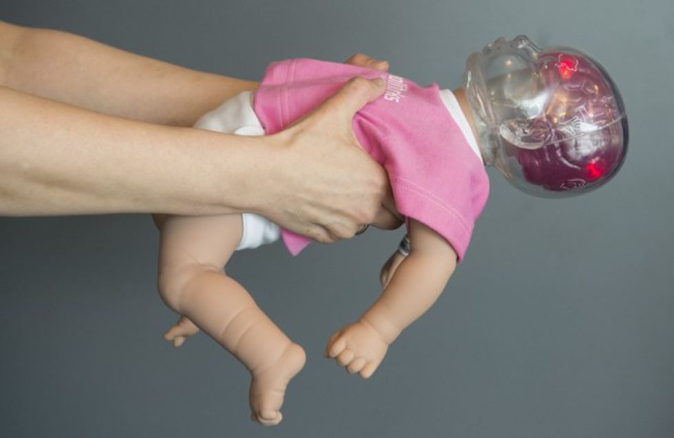 Kukulla me kokë të tejdukshme tregon efektet negative të tundjes së fëmijës foto 2