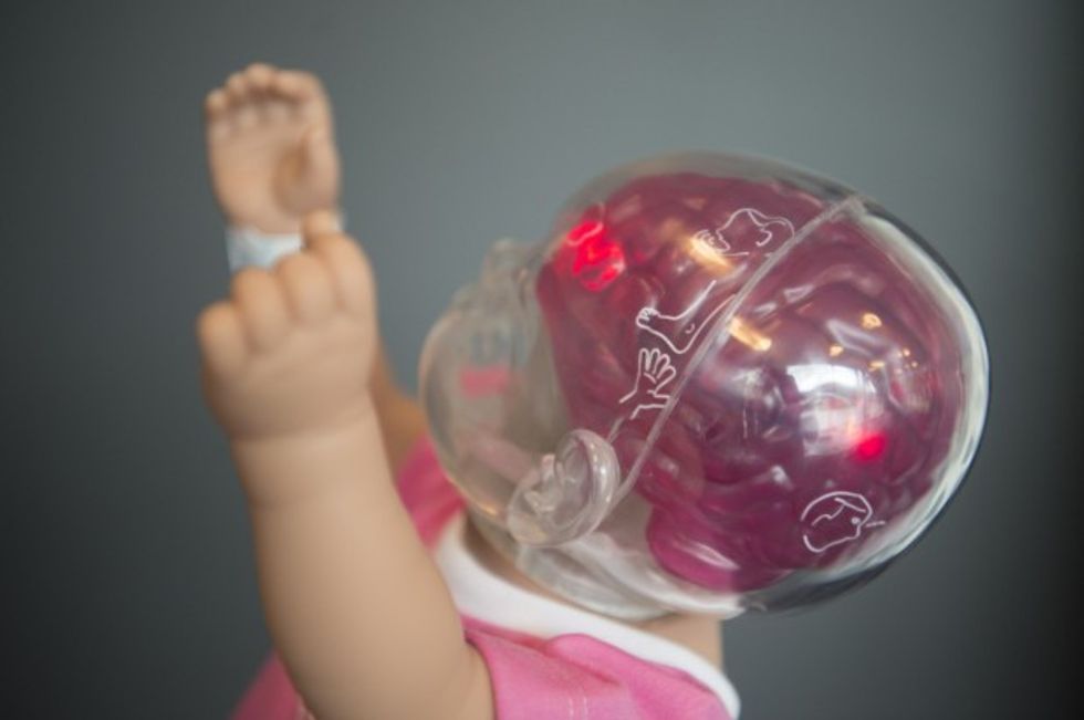 Kukulla me kokë të tejdukshme tregon efektet negative të tundjes së fëmijës foto 3