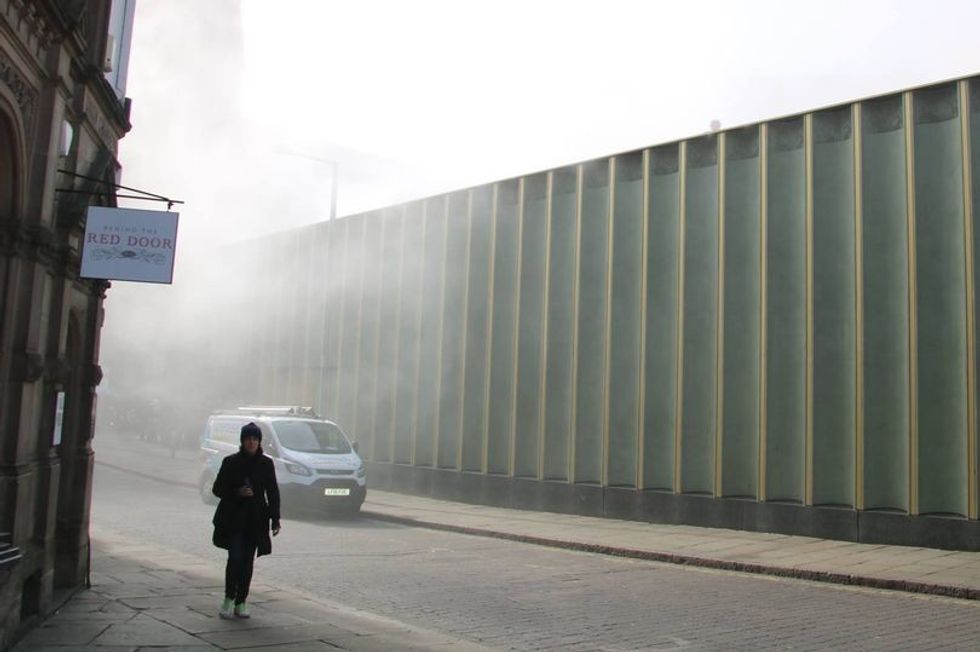 Kulmi i galerisë tymon si pjesë e një vepre arti modern iu nxjerre pune zjarrfikesve foto 2