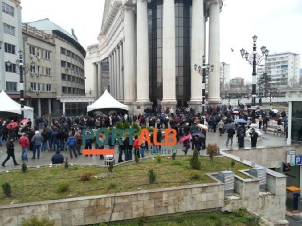 Kundër-protestuesit 1