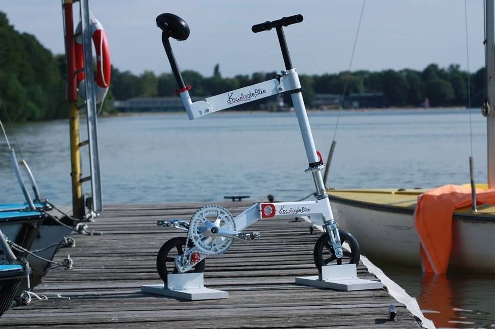 kwiggle bike white at the harbour