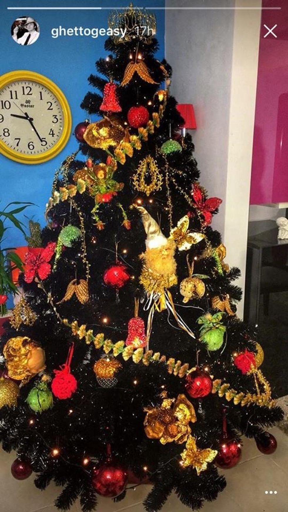 Ky është bredhi i stolisur në shtëpinë e Getiti dhe të Marinës. Foto nga Instagram Story.