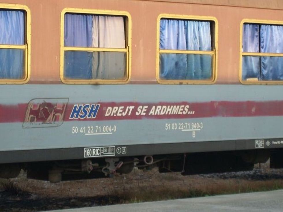 Ky u00ebshtu00eb "Drejt su00eb Ardhmes", pamje e detajuar e makinu00ebs su00eb pasagjeru00ebve tu00eb tipit 22-71 004 (ish Ferrovie dello Stato italiane)