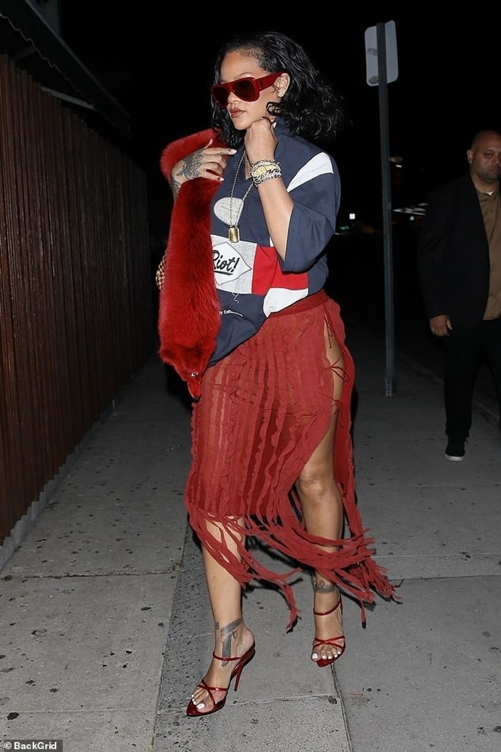 kyçet e saj ishin të grumbulluara me byzylykë me diamant dhe zinxhir, si dhe një orë me shkëlqim ari