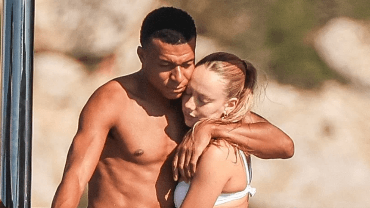 Kylian Mbappe dhe Ester Exposito nuk fshihen më - shfaqen në momente intime në Ibiza