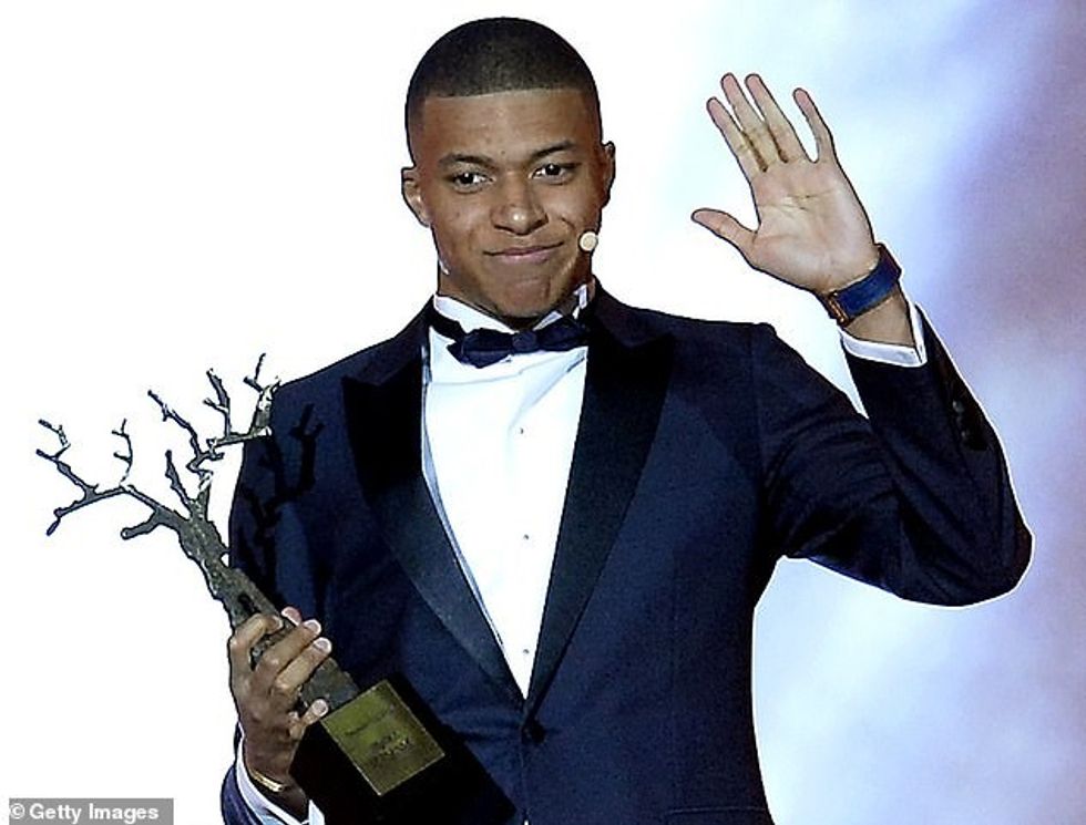 Kylian Mbappé i Francës dhe Paris Saint-Germain fiton trofeun Kopa për lojtarin më të mirë të ri në ceremoninë e Topit të Artë në Le Grand Palais më 3 dhjetor 2018 në Paris, Francë.