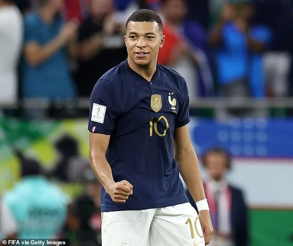Kylian Mbappé i Francës feston pasi shënoi golin e tretë të ekipit gjatë ndeshjes së raundit të 16-të të Kupës së Botës FIFA FIFA Katar 2022 midis Francës dhe Polonisë.