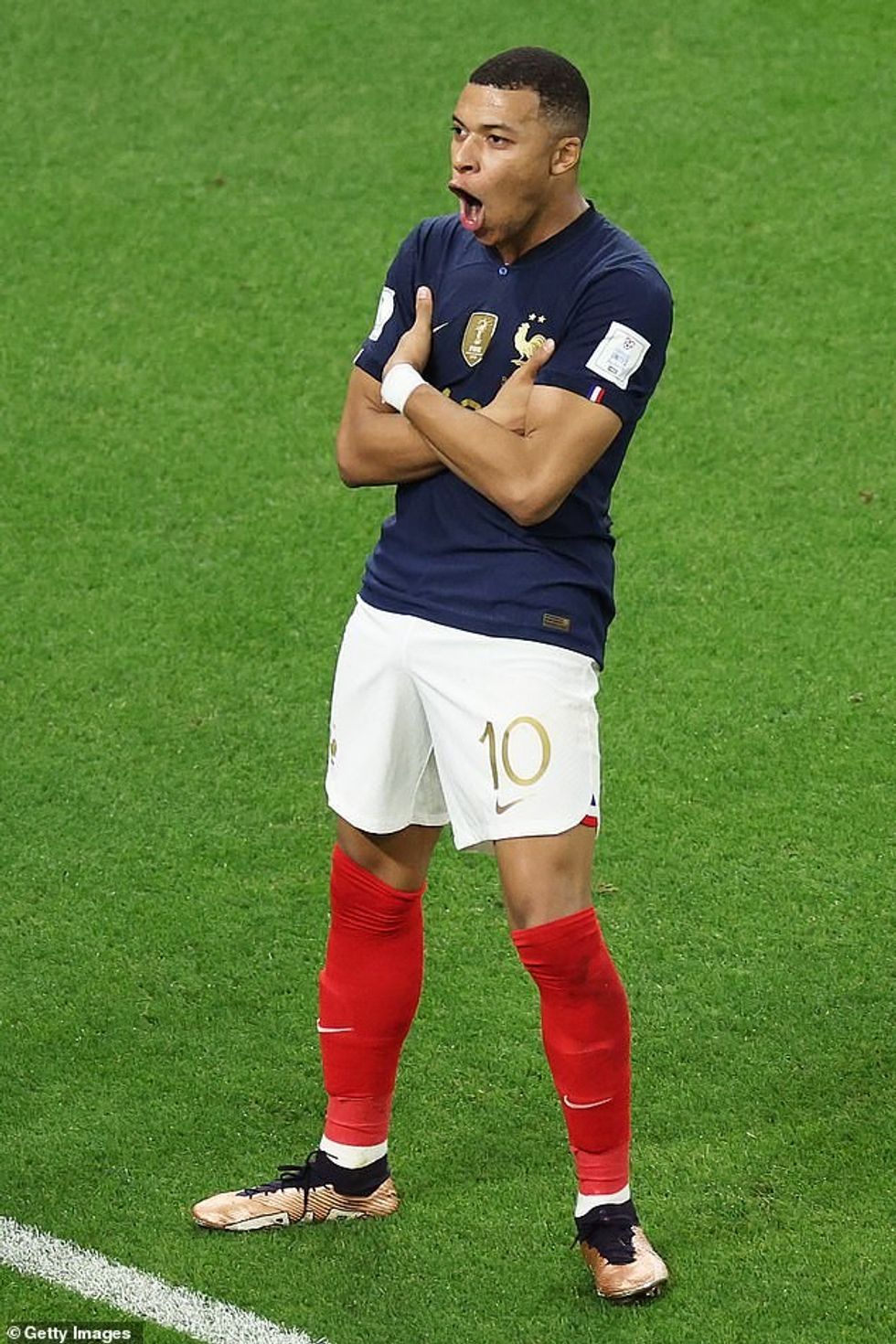 Kylian Mbappé i Francës feston pasi shënoi golin e tretë të ekipit gjatë ndeshjes së raundit të 16-të të Kupës së Botës FIFA Katar 2022 midis Francës dhe Polonisë në stadiumin Al Thumama më 04 dhjetor 2022 në Doha, Katar.