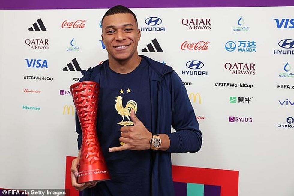 Kylian Mbappe ka fshehur emrin e Budweiser pasi fitoi lojtarin e ndeshjes tre herë në Kupën e Botës të Katarit deri më tani - duke e fituar atë kundër Australisë, Danimarkës dhe kundër Polonisë.