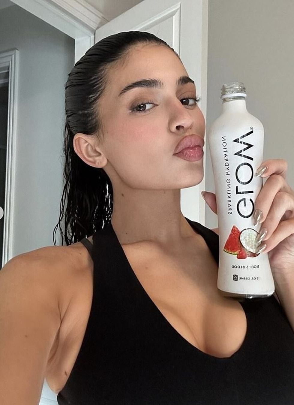 Kylie është një sipërmarrëse e zënë. Ajo filloi linjën e saj të kozmetikës si adoleshente dhe e pa atë të rritet në një biznes miliardë dollarësh