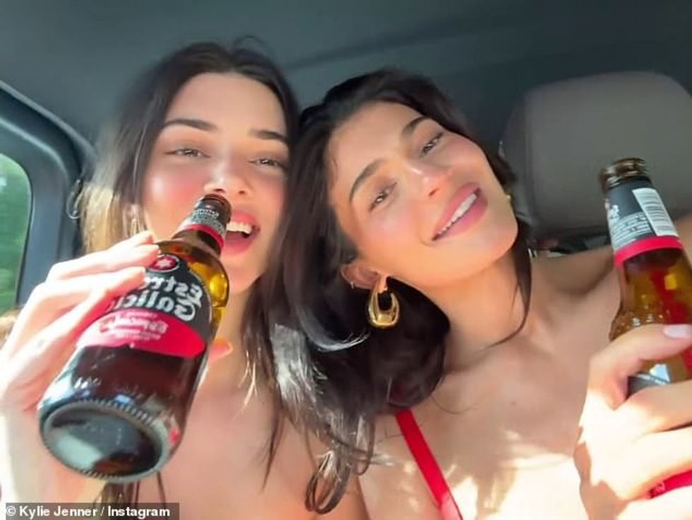 Kylie ishte gjithashtu në pushime me Kendall, dhe dyshja motra ndanë një moment të adhurueshëm teksa ishin në makinë me miqtë e tyre.