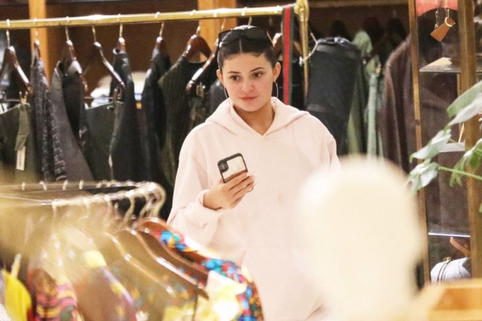 kylie jenner makeup free shopping backgrid