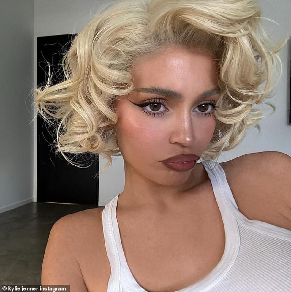 Kylie Jenner ndau dy fotografi të saj të premten e veshur me një parukë bionde të ndezur me kaçurrela, që të kujton pamjen ikonike të Marilyn Monroe.