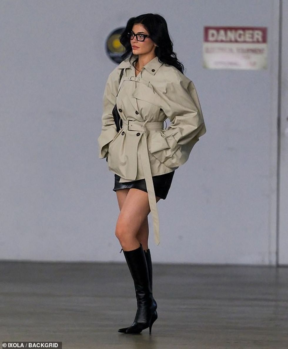 Kylie Jenner vendosi pamjen e saj seksi në bibliotekare teksa u shfaq të shtunën në vendlindjen e saj në Calabasas, Kaliforni.