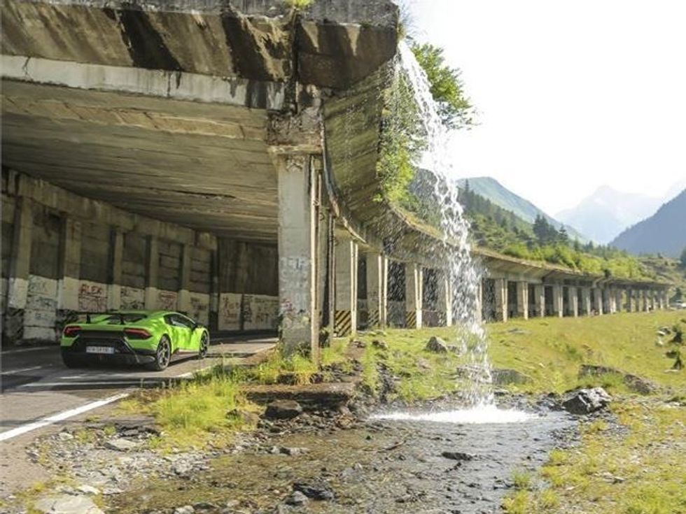 Lamborghini dërgon gjashtë Huracane ne njeren nga rruget me te veçanta foto 10