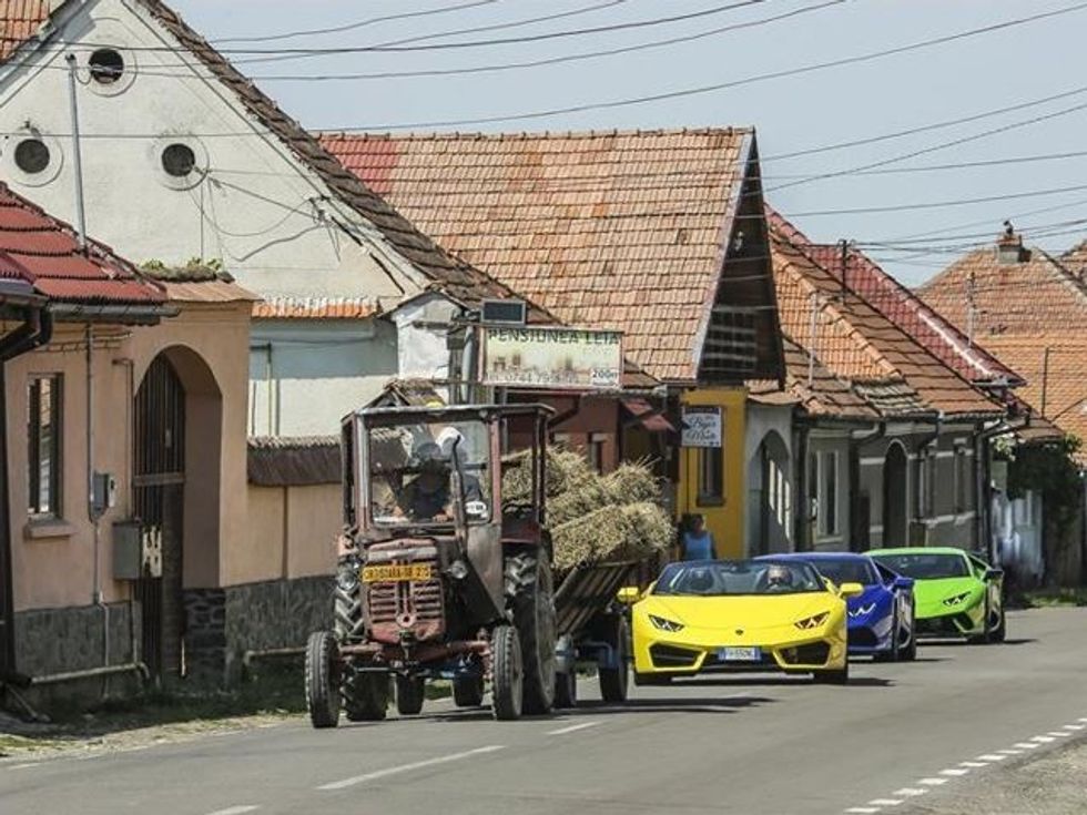 Lamborghini dërgon gjashtë Huracane ne njeren nga rruget me te veçanta foto 2