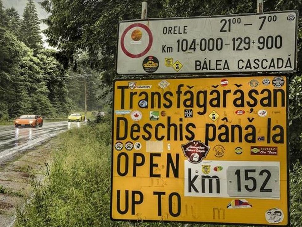 Lamborghini dërgon gjashtë Huracane ne njeren nga rruget me te veçanta foto 3